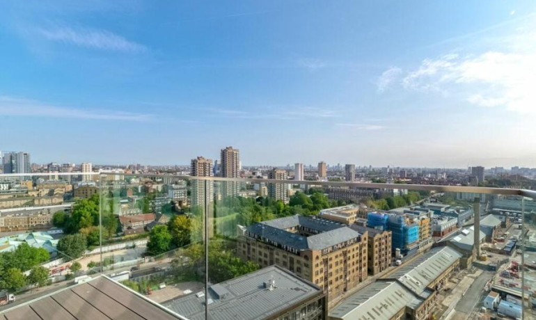 3 bedroom 3 bathroom apartment 150 Vaughan Way, E1W