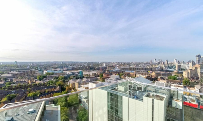 3 bedroom 3 bathroom apartment 150 Vaughan Way, E1W